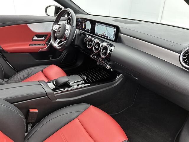 Mercedes-Benz CLA-KLASSE 180 AMG Line Panoramadak | Leder | Multispaaks | Stoelverwarming | Night Pakket Inclusief 24 maanden Mercedes-Benz Certified garantie voor Europa.