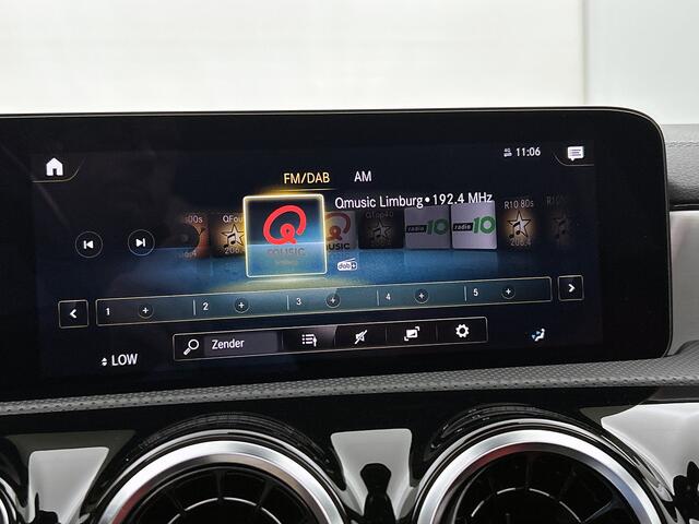 Mercedes-Benz CLA-KLASSE 180 AMG Line Panoramadak | Leder | Multispaaks | Stoelverwarming | Night Pakket Inclusief 24 maanden Mercedes-Benz Certified garantie voor Europa.