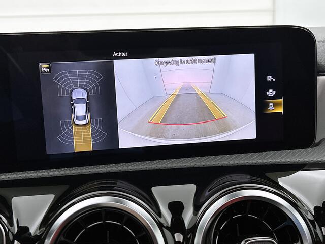 Mercedes-Benz CLA-KLASSE 180 AMG Line Panoramadak | Leder | Multispaaks | Stoelverwarming | Night Pakket Inclusief 24 maanden Mercedes-Benz Certified garantie voor Europa.