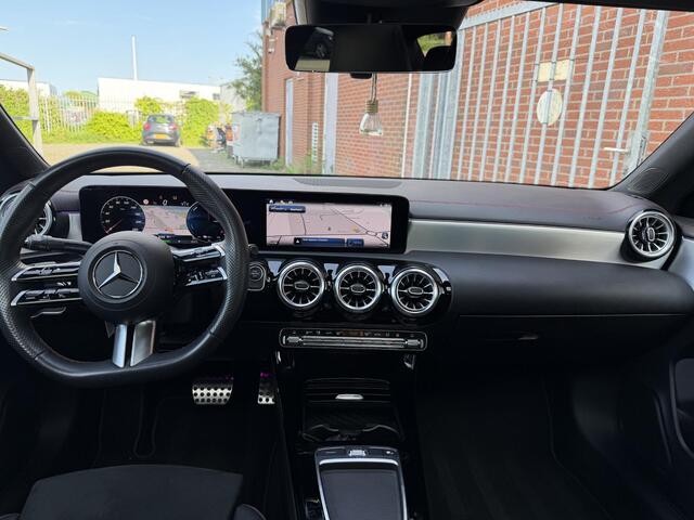 Mercedes-Benz CLA-KLASSE 250 e AMG Line PANORAMADAK| ALCANTARA SPORT INTERIEUR| SFEER VERLICHTING| CAMERA| NAVIGATIE| F1 FLIPPERS| DODE HOEK |
