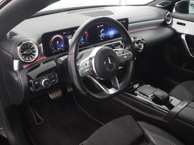 Mercedes-Benz CLA-KLASSE 250 e Premium Plus | AMG | Night | Trekhaak | Panoramadak | Widescreen | Sfeerverlichting | Stoelverwarming |