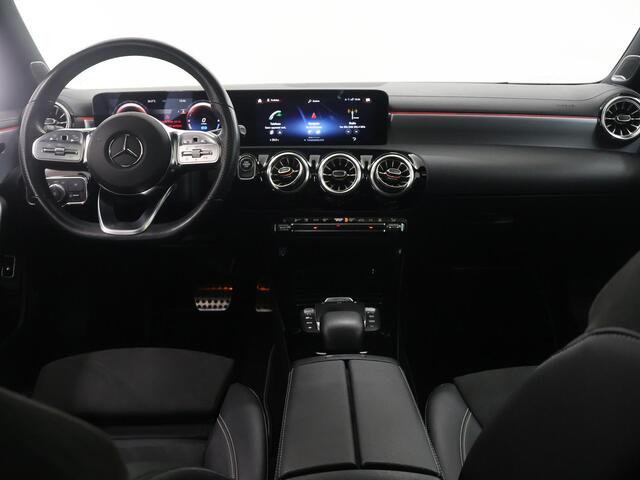 Mercedes-Benz CLA-KLASSE 250 e Premium Plus | AMG | Night | Trekhaak | Panoramadak | Widescreen | Sfeerverlichting | Stoelverwarming |