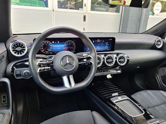 Mercedes-Benz CLA-KLASSE 180 Star Edition AMG Line | Panoramadak | Night Pakket | Achteruitrijcamera | Sfeerverlichting | Stoelverwarming | Widescreen | Keyless-GO