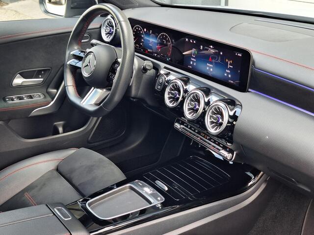 Mercedes-Benz CLA-KLASSE 180 Star Edition AMG Line | Panoramadak | Night Pakket | Achteruitrijcamera | Sfeerverlichting | Stoelverwarming | Widescreen | Keyless-GO
