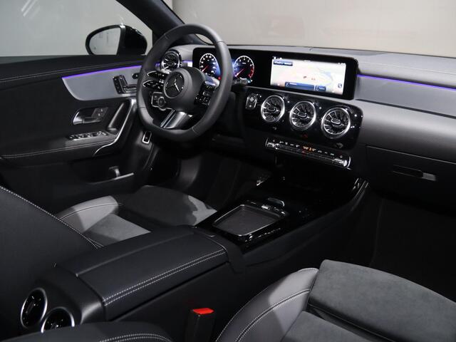 Mercedes-Benz CLA-KLASSE 180 Business Solution AMG | Panoramaschuifdak | AMG Line Plus | Head-up display | Nightpakket | 360° camera | Dodehoekassistent |