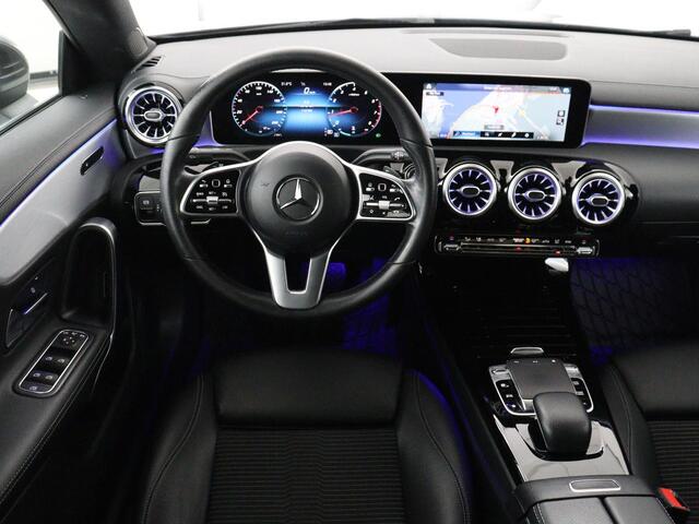Mercedes-Benz CLA-KLASSE 180 Business Solution Progressive | Stoelverwarming | Carplay | Sfeerverlichting | Half leder | Camera | Navigatie | Widescreen | Full LED | Park Assist | DAB | 18'' velgen | Cruise control
