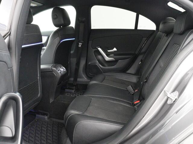 Mercedes-Benz CLA-KLASSE 180 Business Solution Progressive | Stoelverwarming | Carplay | Sfeerverlichting | Half leder | Camera | Navigatie | Widescreen | Full LED | Park Assist | DAB | 18'' velgen | Cruise control