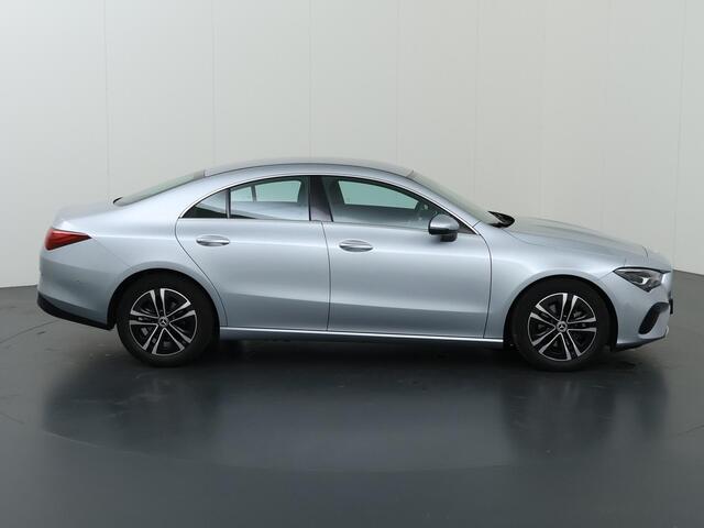Mercedes-Benz CLA-KLASSE 180 Star Edition LIMITED | Stoelverwarming | Achteruitrijcamera | LED koplampen | MBUX |