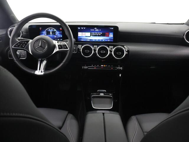 Mercedes-Benz CLA-KLASSE 180 Star Edition LIMITED | Stoelverwarming | Achteruitrijcamera | LED koplampen | MBUX |