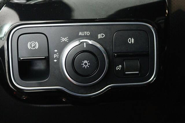 Mercedes-Benz CLA-KLASSE 200 Business Solution AMG (PANORAMADAK, SFEERVERLICHTING, STOELVERWARMING, 1e EIGENAAR, GO