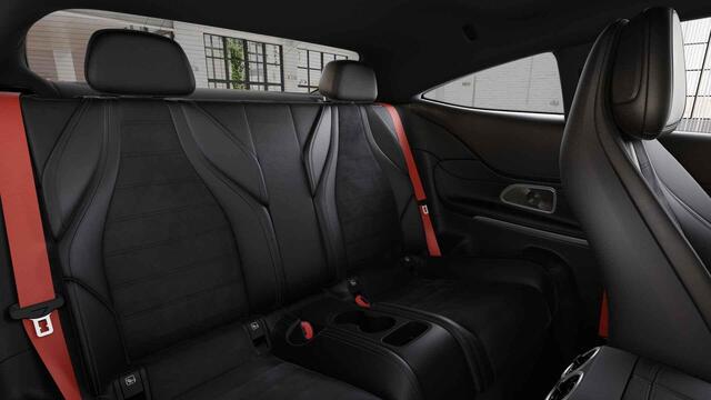 Mercedes-Benz CLE Coupé 300 e AMG Line | Premium plus | Rij assistentie pakket | Night pakket | AMG spoiler | Panoramadak |