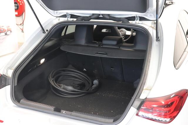 Mercedes-Benz Cla Shooting Brake 250 e Business Solution AMG Limited | Panoramadak | Adaptieve Cruise | Camera | SoH 97,8% | AppleCarplay |