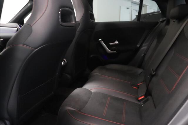 Mercedes-Benz Cla Shooting Brake 180 Business Solution AMG | Panoramadak | Trekhaak | 18"Lichtmetaal | LED koplampen |