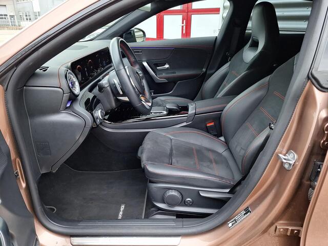 Mercedes-Benz Cla Shooting Brake 180 AMG Line | Night pakket | Achteruitrijcamera | Sfeerverlichting | Stoelverwarming | Dodehoekassistentie | Multibeam LED | Keyless-GO | Elektrische achterklep