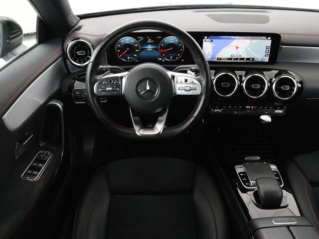 Mercedes-Benz Cla Shooting Brake 200 AMG Line | Leder/Alcantara | Trekhaak | Carplay | Widescreen | Navigatie | Full LED | Camera | 18'' | Park Assist | Climate control | Bluetooth