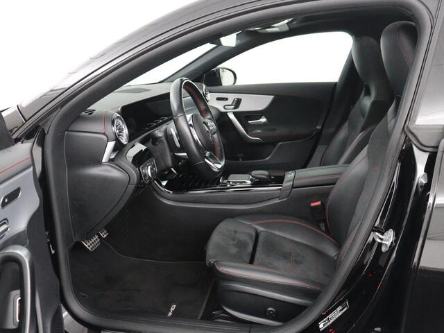 Mercedes-Benz Cla Shooting Brake 180 Business Solution AMG | Panoramadak | Stoelverwarming | Memory | Sfeerverlichting | Matrix LED | Leder/Alcantara | Side Assist | Widescreen | Navigatie | Camera | Climate control