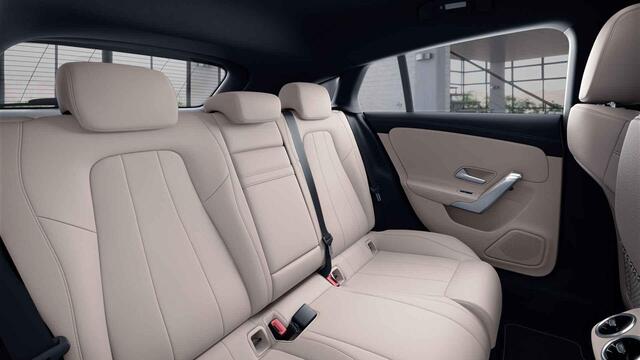 Mercedes-Benz Cla Shooting Brake 180 Luxury Line | Beige interieur | Distronic | Extra getint glas | Keyless | Stoelverwarming |