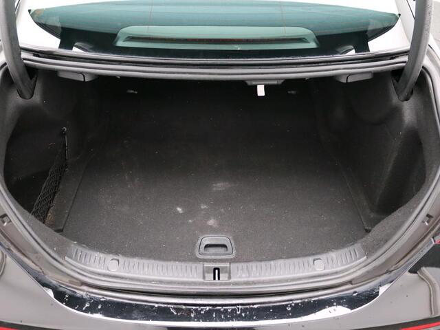 Mercedes-Benz E-KLASSE 200 Business Solution Trekhaak | Lederen Bekleding | Ledkoplampen | Sfeerverlichting | Dodehoekassistent | Achteruitrijcamera. Inclusief 24 maanden MB Certified garantie voor Europa.