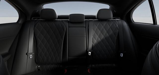 Mercedes-Benz E-KLASSE 300 e AMG Line - Airmatic - Trekhaak - Panoramadak - Verwarmde/geklimatiseerde stoelen - Burmester - MBUX superscreen - Rijassistentiepakket Plus -