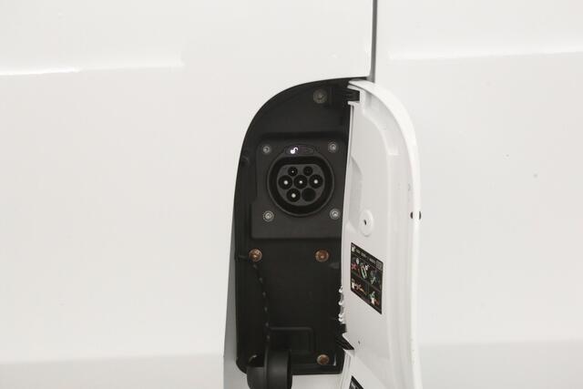 Mercedes-Benz E-KLASSE e-Vito 41 kWh Extra Lang | Snelladen | Airco | 3 Zits | Navi | Elektrpakket