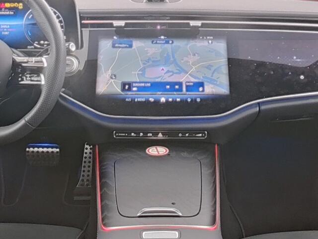 Mercedes-Benz E-estate 300 e AMG Plug-In Hybride AMG Line | Panorama Schuif-Kanteldak | MBUX Superscreen | 20 Inch AMG Velgen | Trekhaak | Distronic | Verlichte Grill. Inclusief 24 maanden MB Certified garantie voor Europa.
