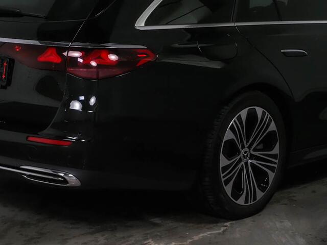 Mercedes-Benz E-estate 300 e Plug-In Hybride Distronic | Verlichte Grill | AC en DC Lader | Zwarte Hemel | Keyless-Go. Inclusief 24 maanden MB Certified garantie voor Europa.