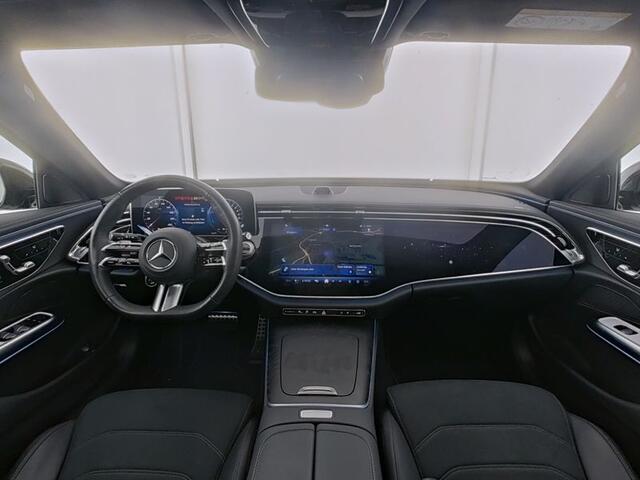Mercedes-Benz E-estate 300 e AMG Plug-In Hybride AMG Line | Night Pakket | Rijassistentiepakket plus | MBUX Superscreen | Panorama Schuif-Kanteldak | 20 Inch AMG velgen. Inclusief 24 maanden Mercedes-Benz Certified garantie voor Europa.