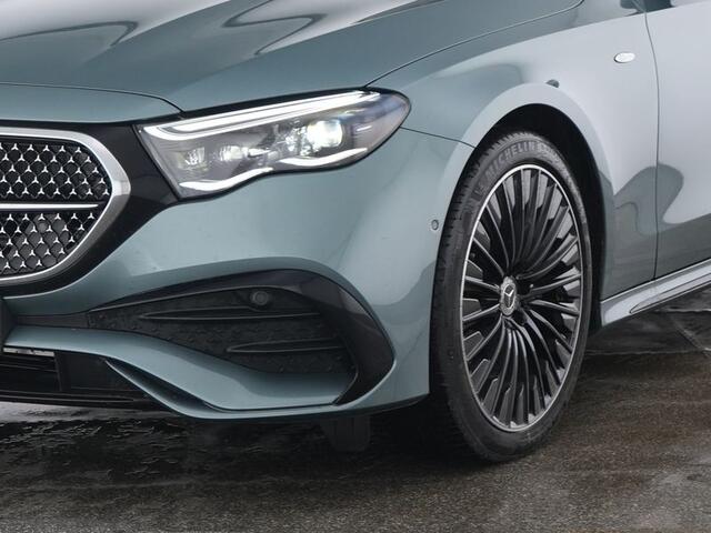Mercedes-Benz E-estate 300 e AMG Nightpakket Plug-In Hybride | Airmatic | Trekhaak | Distronic | Sluitbekrachtiging | Memory | Dode Hoek Ass | Inclusief 24 maanden Mercedes-Benz Certified garantie voor Europa.