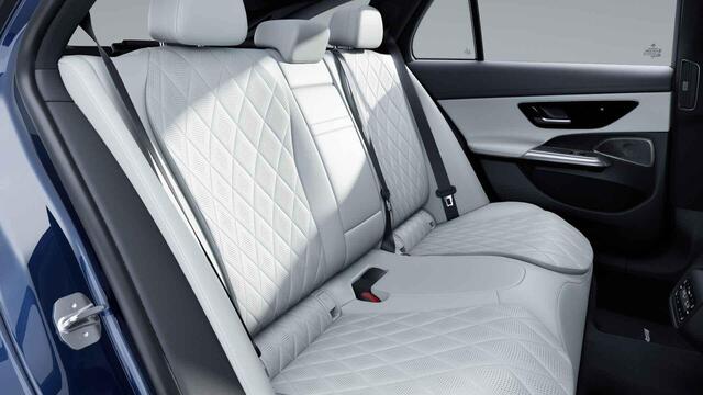 Mercedes-Benz E-estate 300 e AMG Line | Night | Trekhaak | Digital Light | Memory | Luchtvering | 20" lichtmetalen velgen |