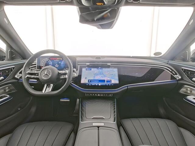 Mercedes-Benz E-estate 300 e AMG Plug-In Hybride AMG | Night Pakket | Luchtvering | Lederen beklediing | MBUX Superscreen | Trekhaak | Head-up-Display | 20 Inch AMG velgen. Inclusief 24 maanden Mercedes-Benz Certified garantie voor Europa.