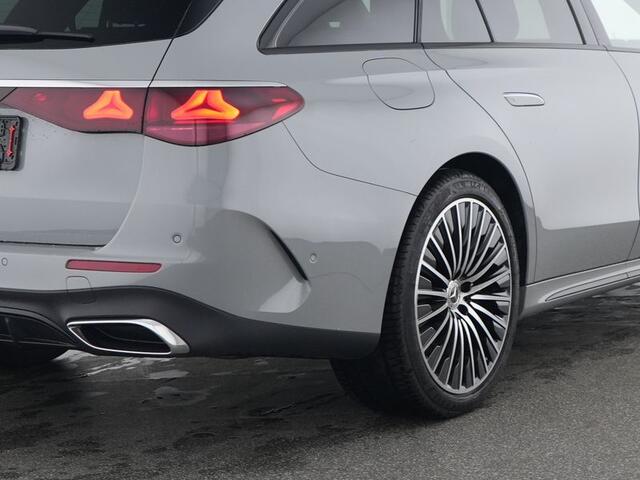 Mercedes-Benz E-estate 300 e AMG Plug-In Hybride AMG | Night Pakket | Luchtvering | Lederen beklediing | MBUX Superscreen | Trekhaak | Head-up-Display | 20 Inch AMG velgen. Inclusief 24 maanden Mercedes-Benz Certified garantie voor Europa.