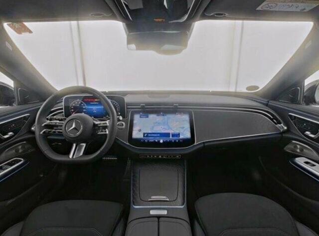 Mercedes-Benz E-estate 300 e Edition AMG Line l Airmatic l Panoramadak l 360 gr Camera l Distronic l MBUX l Burmester 4D l Winterpakket l Digital Light l Weklapbare Trekhaak l Keyless GO l Smartphone integratie l HUD l Stoelverwarming l Augmented Reality l Memory pakket l Sfeer