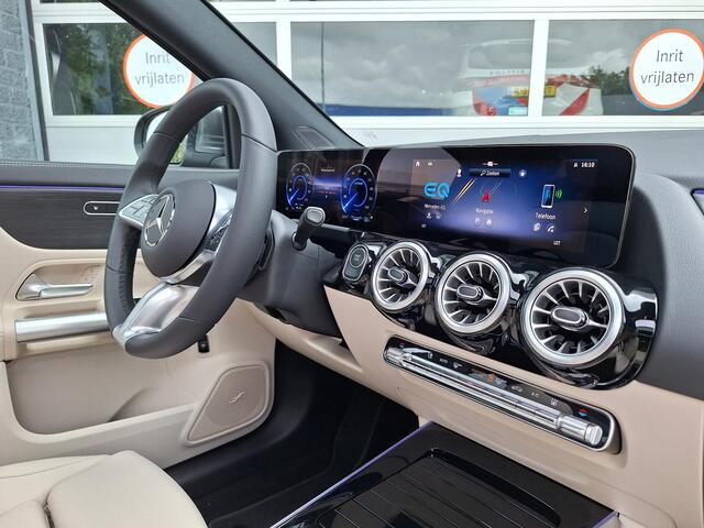 Mercedes-Benz EQA 250+ Luxury Line | Beige Interieur | Panoramadak | Trekhaak | Privacy Glas Achter | Sierdelen Lindehout Zwart | Dodehoekassistent | Apple CarPlay | Android Auto | Sfeerverlichting | Stoelverwarming | Elektrisch Inklapbare Buitenspiegels | Showmodel