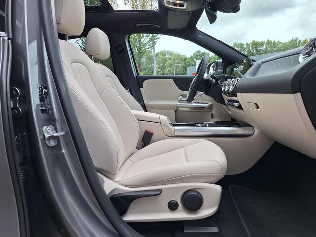 Mercedes-Benz EQA 250+ Luxury Line | Beige Interieur | Panoramadak | Trekhaak | Privacy Glas Achter | Sierdelen Lindehout Zwart | Dodehoekassistent | Apple CarPlay | Android Auto | Sfeerverlichting | Stoelverwarming | Elektrisch Inklapbare Buitenspiegels | Showmodel