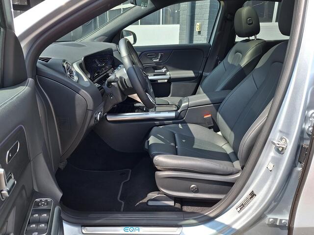 Mercedes-Benz EQA 250+ Luxury | Panoramadak | Trekhaak | 360° Camera | Winter Pakket | Elektrisch Verstelbare Stoelen + Memory | Sierdelen Lindenhout Zwart | Dodehoekassistent | Apple CarPlay | Android Auto | Stoelverwarming | Stuurverwarming | Sfeerverlichting