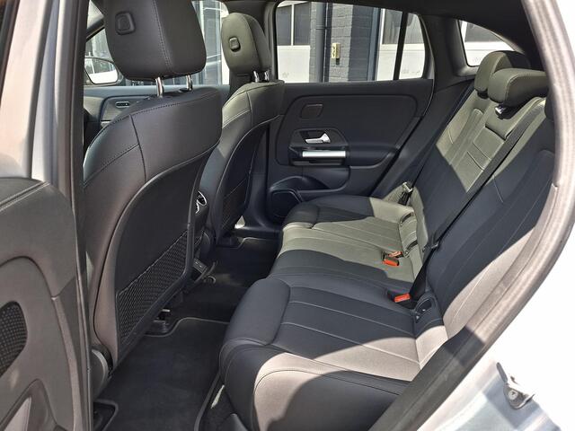 Mercedes-Benz EQA 250+ Luxury | Panoramadak | Trekhaak | 360° Camera | Winter Pakket | Elektrisch Verstelbare Stoelen + Memory | Sierdelen Lindenhout Zwart | Dodehoekassistent | Apple CarPlay | Android Auto | Stoelverwarming | Stuurverwarming | Sfeerverlichting