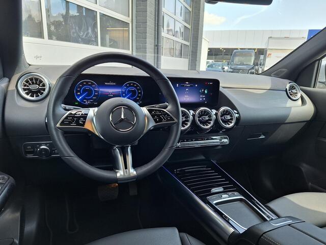 Mercedes-Benz EQA 250+ Luxury | Panoramadak | Trekhaak | 360° Camera | Winter Pakket | Elektrisch Verstelbare Stoelen + Memory | Sierdelen Lindenhout Zwart | Dodehoekassistent | Apple CarPlay | Android Auto | Stoelverwarming | Stuurverwarming | Sfeerverlichting