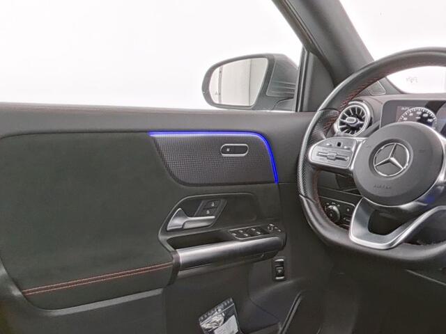 Mercedes-Benz EQA 300 4MATIC AMG Line 67 kWh | AMG Line | Stoelverwarming | Ledkoplampen | Achteruitrijcamera | Apple CarPlay | Inclusief 24 maanden MB Certified garantie voor Europa.