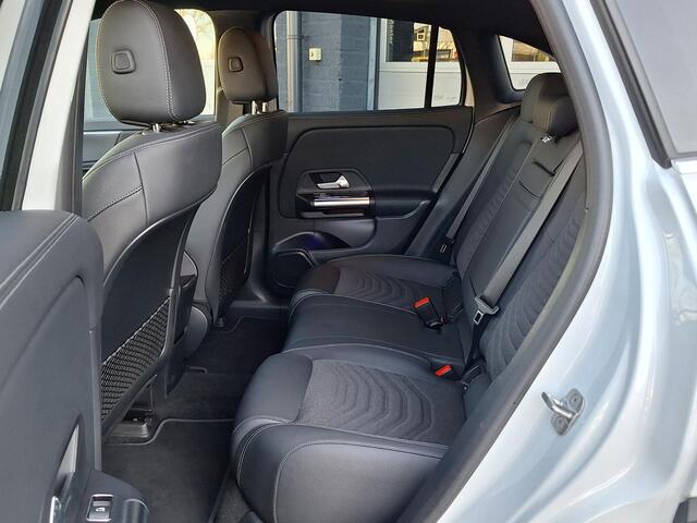 Mercedes-Benz EQA 250+ Business Edition | Apple CarPlay | Android Auto | Donkergetint Glas Achter | Dodehoekassistent | Alarm | Sfeerverlichting | Stoelverwarming | Achteruitrijcamera | Parkeersensoren | Elektrisch Inklapbare Buitenspiegels