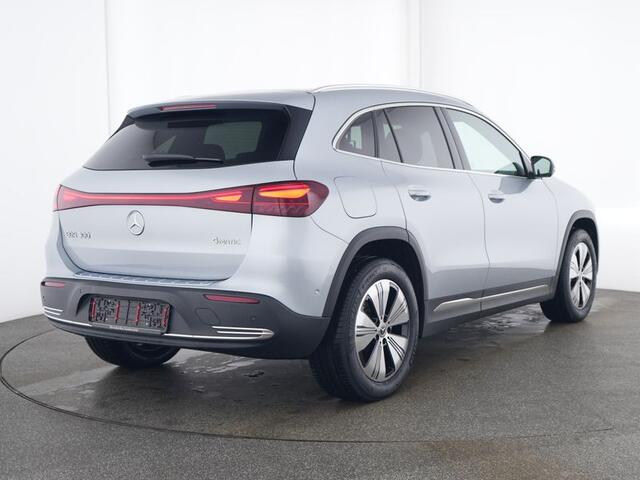 Mercedes-Benz EQA 300 4MATIC Luxury Line 67 kWh Dodehoekassistent | Sfeerverlichting | 360°-Camera | Stuur en Stoelverwarming | Verkeersbordenassistent. Inclusief 24 maanden MB Certified garantie voor Europa.