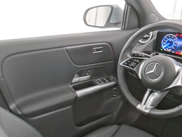 Mercedes-Benz EQA 300 4MATIC Luxury Line 67 kWh Dodehoekassistent | Sfeerverlichting | 360°-Camera | Stuur en Stoelverwarming | Verkeersbordenassistent. Inclusief 24 maanden MB Certified garantie voor Europa.