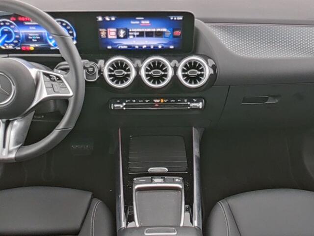 Mercedes-Benz EQA 300 4MATIC Luxury Line 67 kWh Dodehoekassistent | Sfeerverlichting | 360°-Camera | Stuur en Stoelverwarming | Verkeersbordenassistent. Inclusief 24 maanden MB Certified garantie voor Europa.