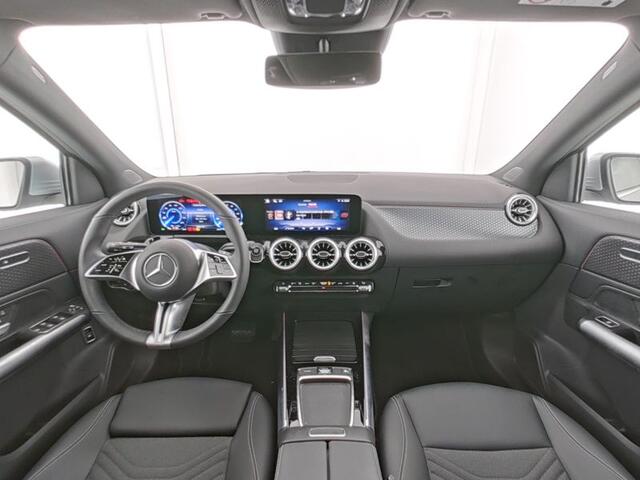 Mercedes-Benz EQA 300 4MATIC Luxury Line 67 kWh Dodehoekassistent | Sfeerverlichting | 360°-Camera | Stuur en Stoelverwarming | Verkeersbordenassistent. Inclusief 24 maanden MB Certified garantie voor Europa.