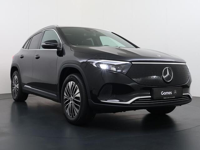 Mercedes-Benz EQA 250+ Business Solution Luxury | Trekhaak | Panoramadak | Dodehoekassistent | Apple CarPlay | Android Auto | Stoelverwarming | Sfeerverlichting | Donkergetint Glas Achter | Elektrische Achterklep | Elektrisch Inklapbare Buitenspiegels | Achteruitrijcamera 
