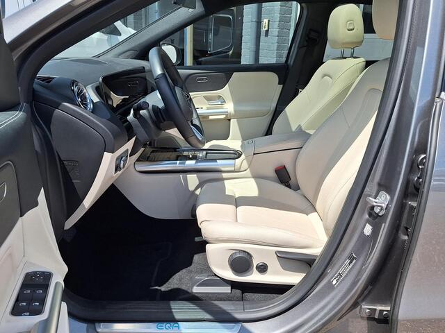 Mercedes-Benz EQA 250+ Luxury Line | Panoramadak | Trekhaak | Beige Interieur | Privacy Glas Achter | Sierdelen Lindehout Zwart | Dodehoekassistent | Apple CarPlay | Android Auto | Sfeerverlichting | Stoelverwarming | Elektrisch Inklapbare Buitenspiegels