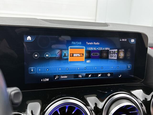 Mercedes-Benz EQA 250 Business Solution Luxury 67 kWh Ledkoplampen | Parkeerpakket met achteruitrijcamera | Stoelverwarming | Sfeerverlichting | Dodehoekassist. Inclusief 24 maanden MB Certified garantie voor Europa.