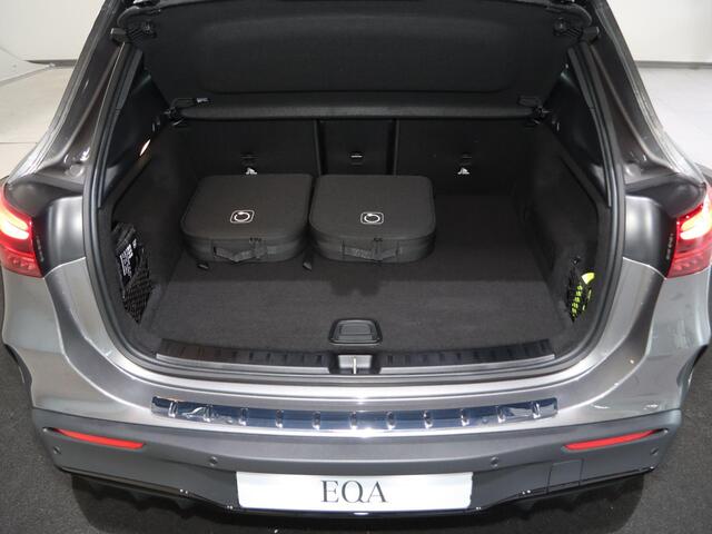 Mercedes-Benz EQA 250+ Business Solution AMG 71 kWh | Panoramaschuifdak | Burmester | 360°-camera | Head-up display | Trekhaak |