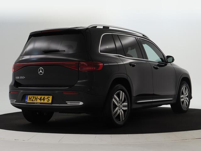 Mercedes-Benz EQB 250+ AMG Line 7p. 71 kWh Lichtmetalen velgen | Navigatie | MBUX wide screen | Parking support met camera achter | Inclusief 24 maanden MB Certified garantie voor Europa.