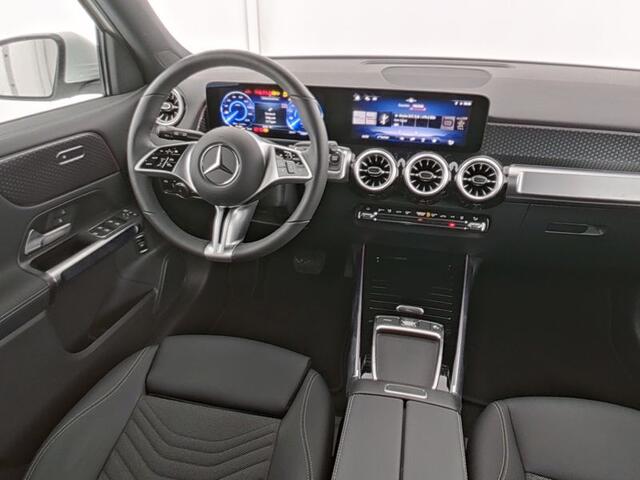 Mercedes-Benz EQB 250+ Business Line 71 kWh Ledkoplampen | Parkeerpakket met achteruitrijcamera | Stoelverwarming | Stuurverwarming | Apple CarPlay. Inclusief 24 maanden MB Certified garantie voor Europa.