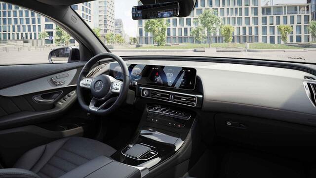 Mercedes-Benz EQC 400 4MATIC AMG Line 80 kWh | Schuif/kanteldak | Rijassistentiepakket | Treeplanken | Trekhaak | Memory | Headup |